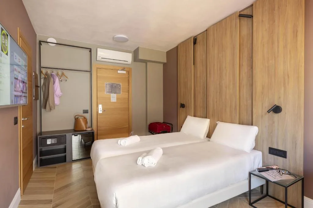 Camera Doppia con Letti Singoli — B&B Hotel Genova City Center