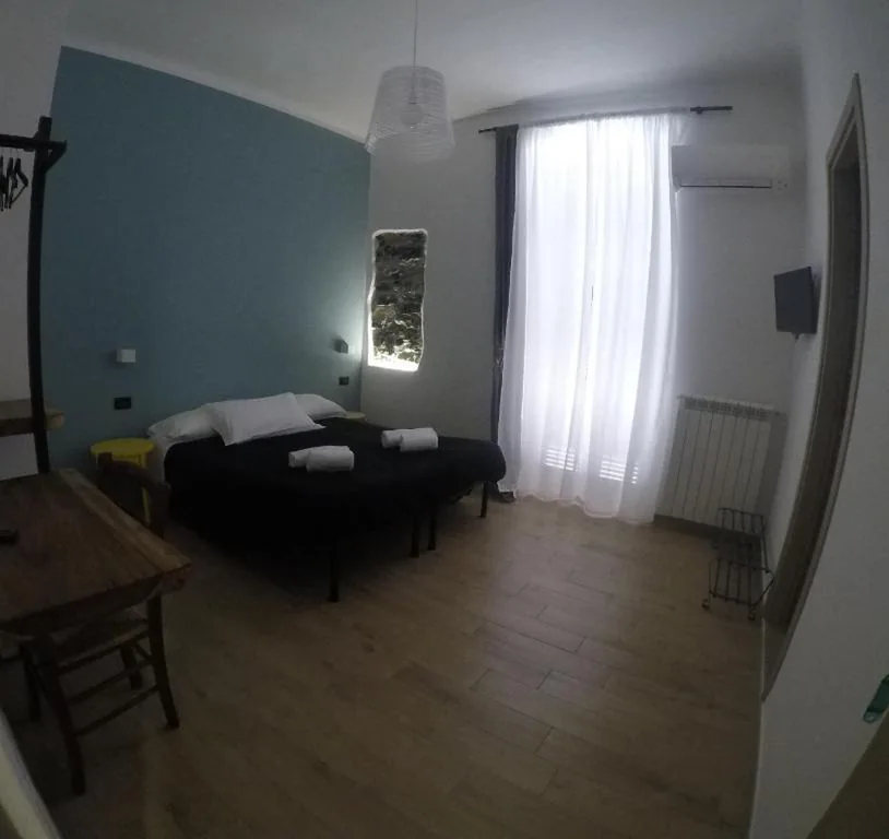 Camera Doppia con Letti Singoli — Bella Napoli Guesthouse Trattoria Pizzeria
