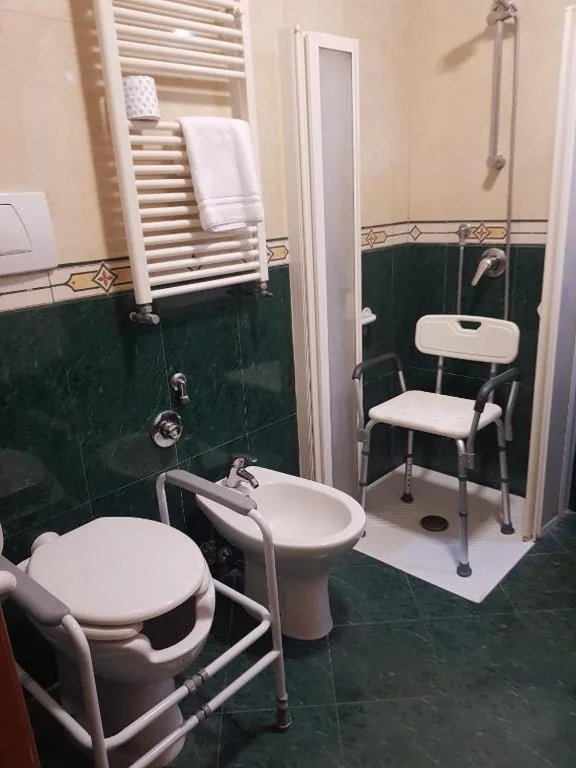 Camera Doppia con Letti Singoli con Accesso Disabili — Hotel Mirage