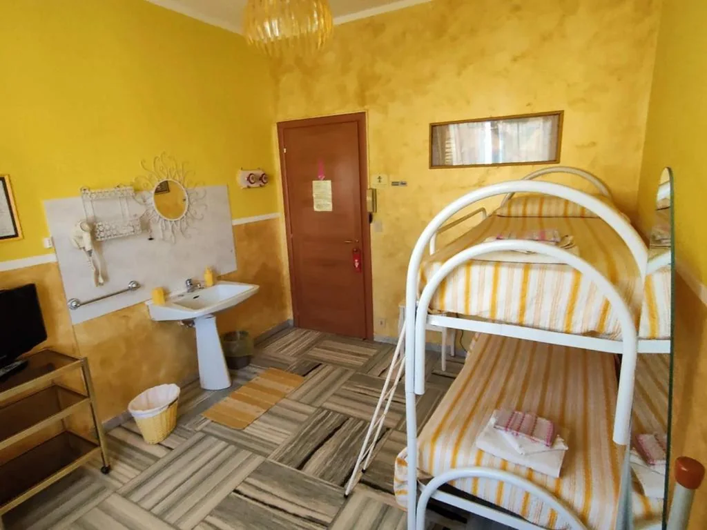 Camera Doppia con Letti Singoli con Bagno Esterno — Hotel Serenella