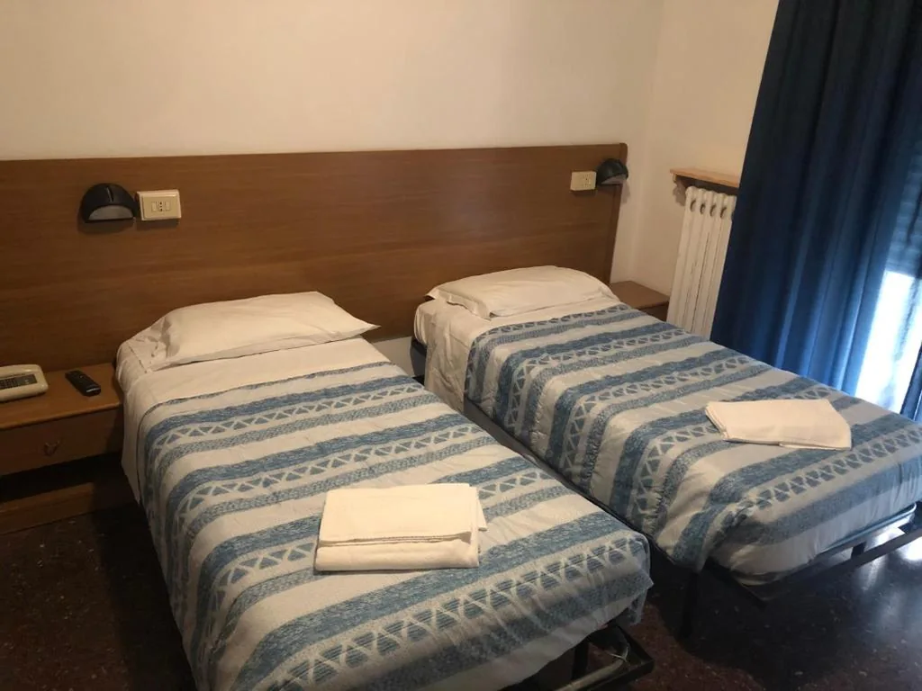 Camera Doppia con Letti Singoli con Bagno — Hotel Miramare