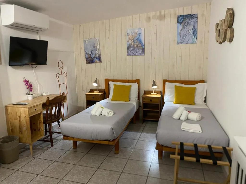 camera doppia con letti singoli con bagno in comune e terrazza — Miu’ B&B , Ciampino , Villa con Piscina e Parcheggio Privato