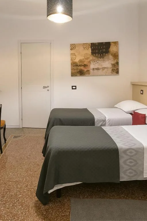 Camera Doppia con Letti Singoli con Bagno Privato Esterno — Acquamarina A Due Passi dai Traghetti