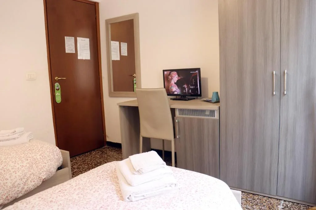Camera Doppia con Letti Singoli con Bagno Privato Esterno — ALBERGO LOCANDA DIANA
