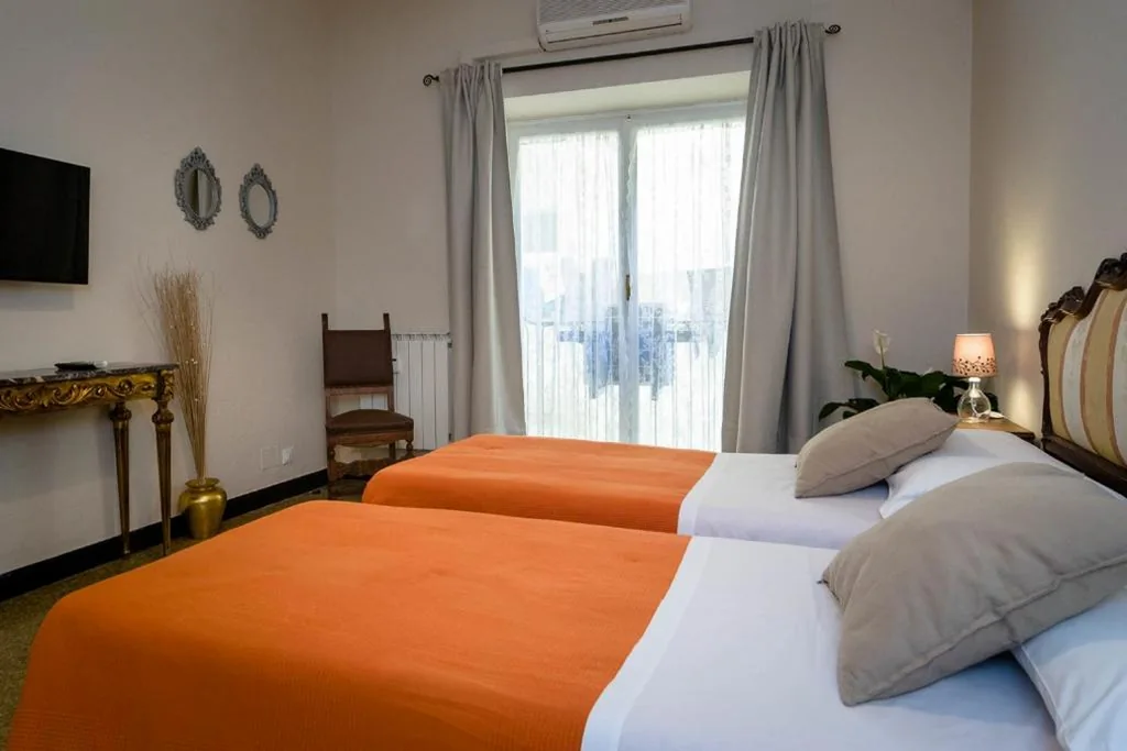 Camera Doppia con Letti Singoli con Bagno Privato Esterno — B&B I Portici Di Sottoripa