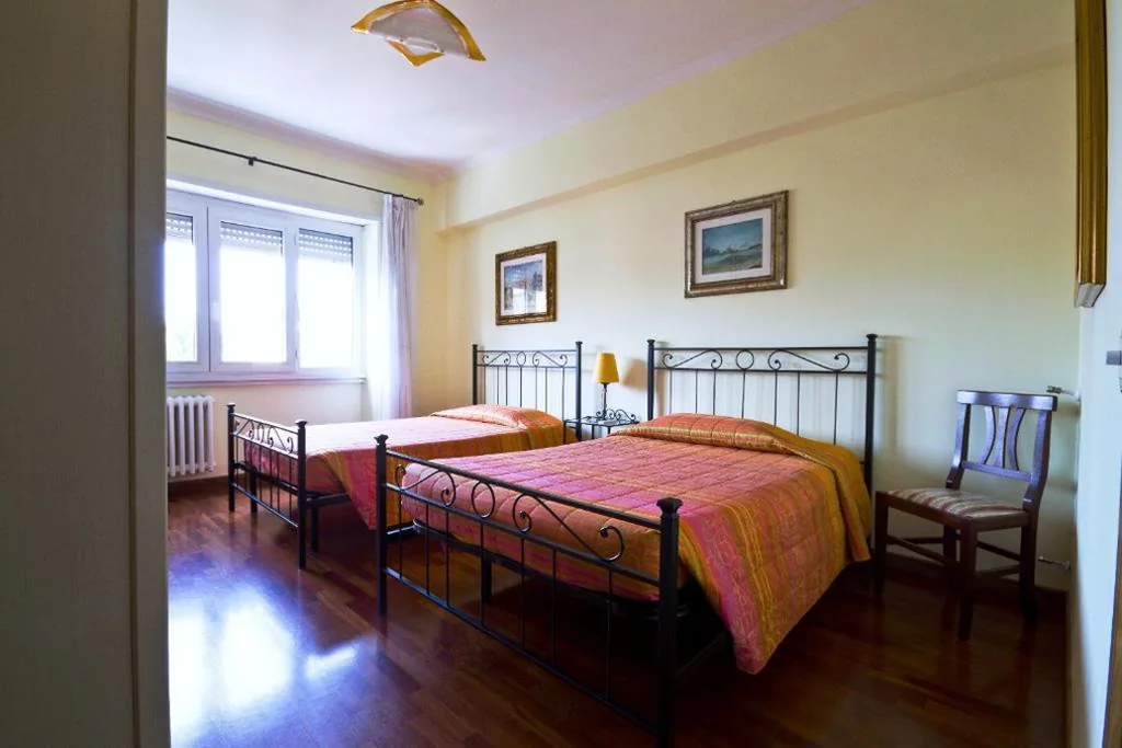 Camera Doppia con Letti Singoli con Bagno Privato Esterno — B&B Roma Appia Davila25