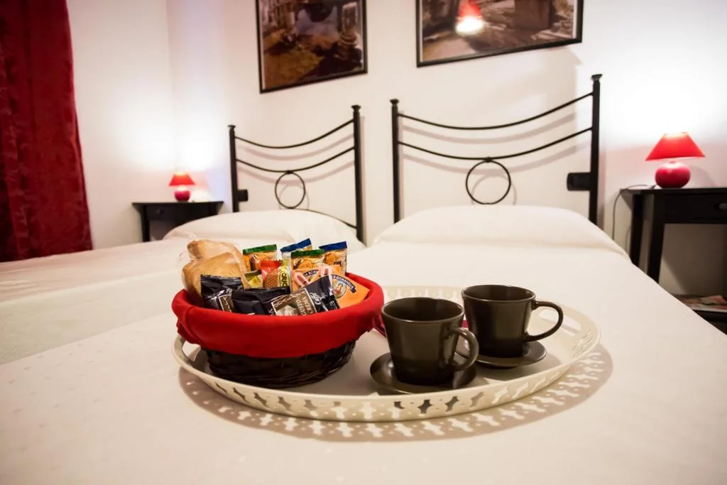 Camera Doppia con Letti Singoli con Bagno Privato Esterno — B&B Villa Adriana