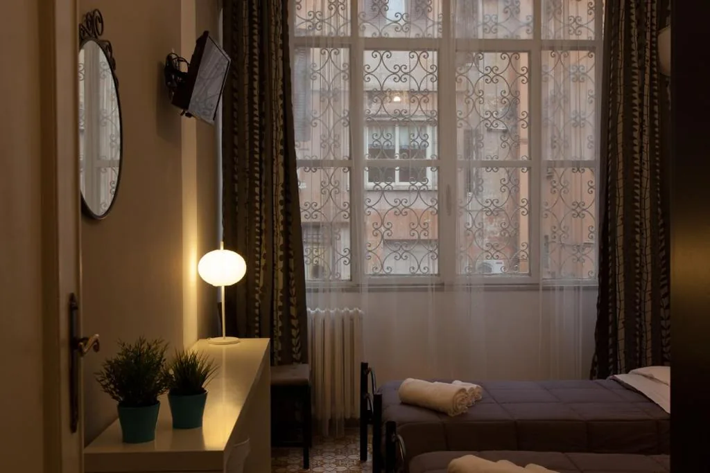 Double Room with Single Beds and External Private Bathroom — BoRooms