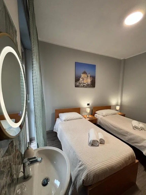 Camera Doppia con Letti Singoli con Bagno Privato Esterno — DOMUS Hotel