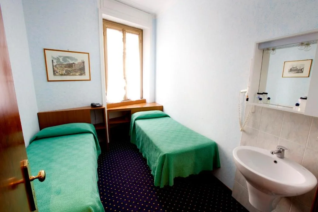 Camera Doppia con Letti Singoli con Bagno Privato Esterno — Hotel Adriatic