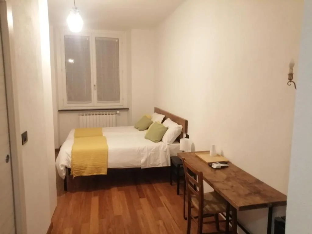 Twin Room with Single Beds and Private Bathroom — Affittacamere Armanino