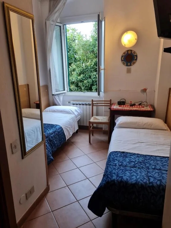 Camera Doppia con Letti Singoli con Bagno Privato — Albergo Genio