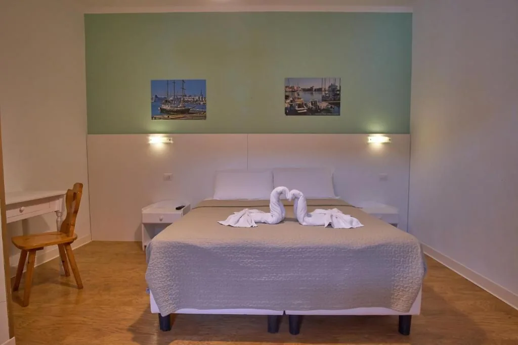 Camera Doppia con Letti Singoli con Bagno Privato — Bel Sole Guest House