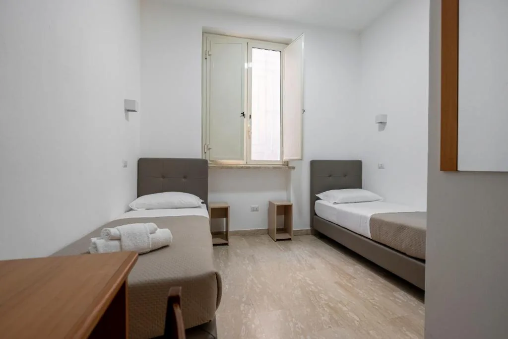 Camera Doppia con Letti Singoli con Bagno Privato — Casa per Ferie Santa Maria alle Fornaci