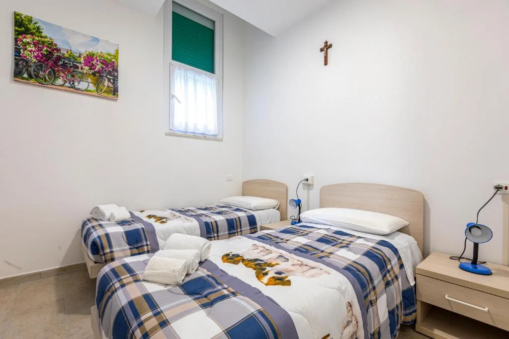 Camera Doppia con Letti Singoli con Bagno Privato — Congregazione Suore Figlie di San Francesco di Sales