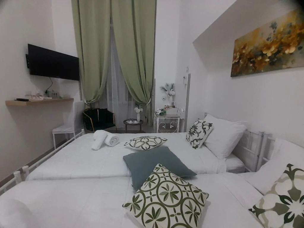 Double Room with Single Beds and Private Bathroom — Falanga Family Guests Accommodation