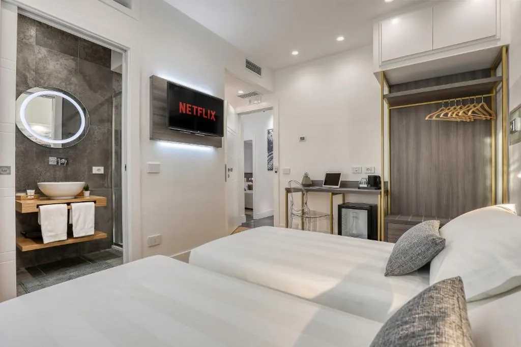 Twin Room with Private Bathroom — Gallery Suite