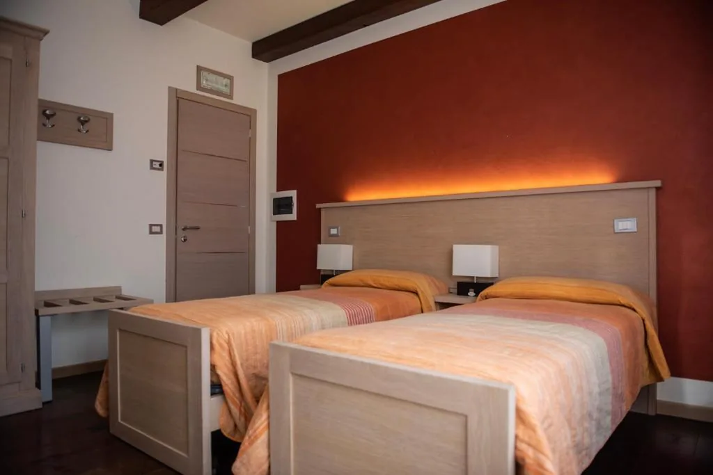 Camera Doppia con Letti Singoli con Bagno Privato — HOTEL – BAR DA NATALE
