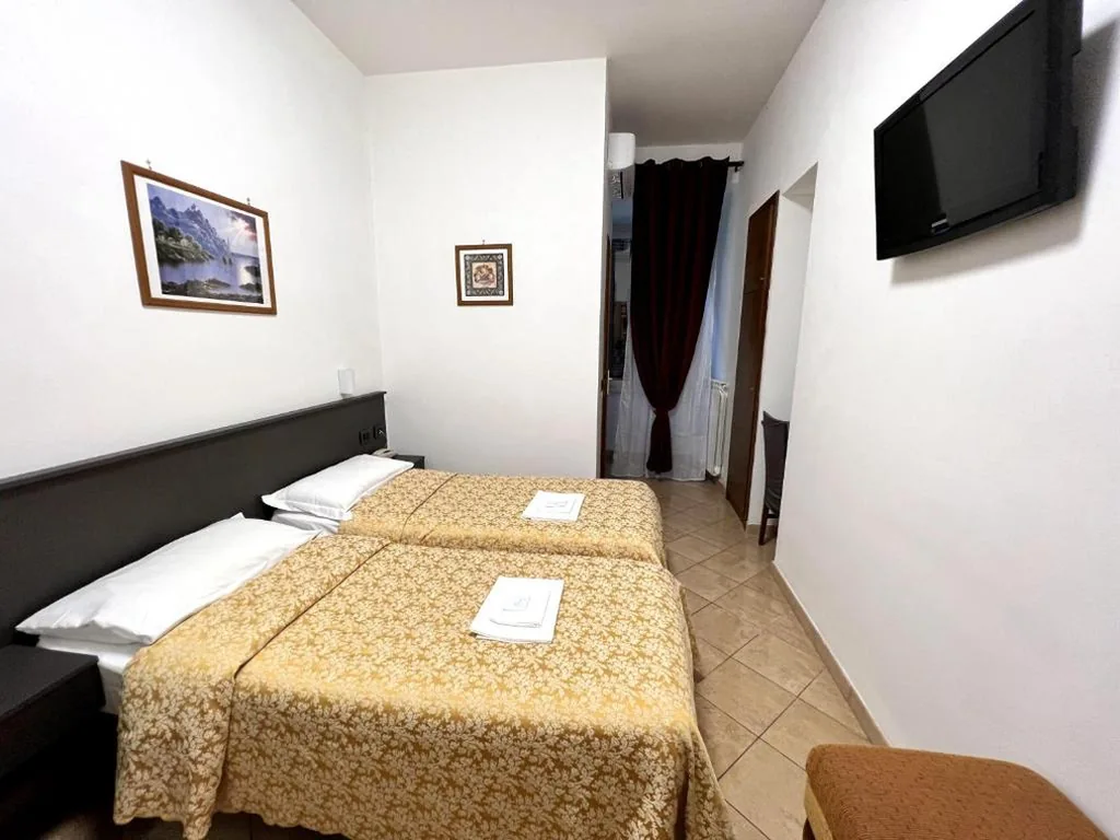 Camera Doppia con Letti Singoli con Bagno Privato — Hotel domus termini