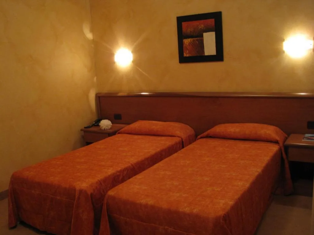 Twin Room with Private Bathroom — Hotel Italia