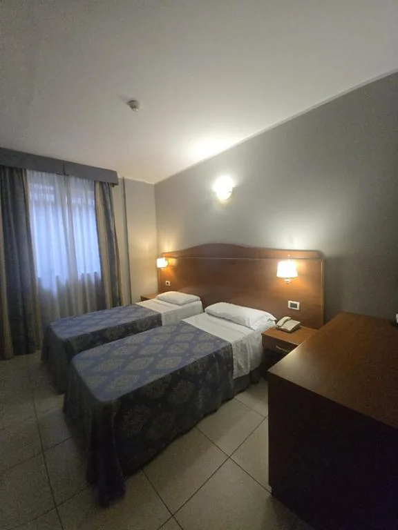 Camera Doppia con Letti Singoli con Bagno Privato — Hotel Rigolfo