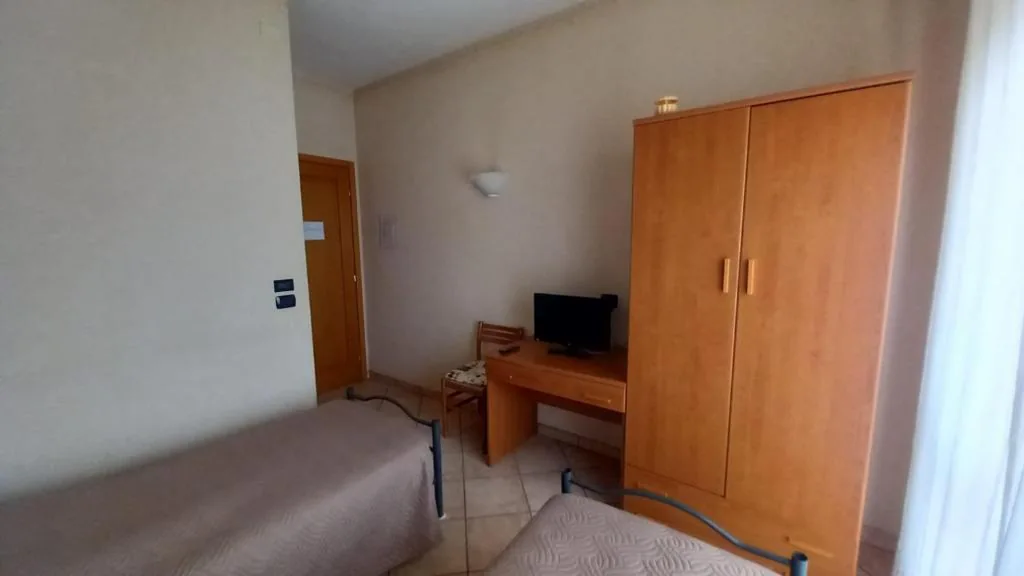Camera Doppia con Letti Singoli con Bagno Privato — La Terrazza