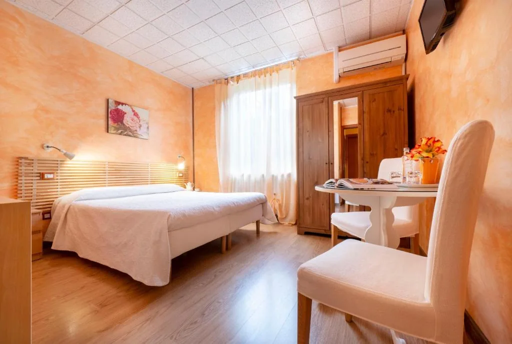 Camera Doppia con Letti Singoli con Bagno Privato — Villa Ferrari, Le Betulle