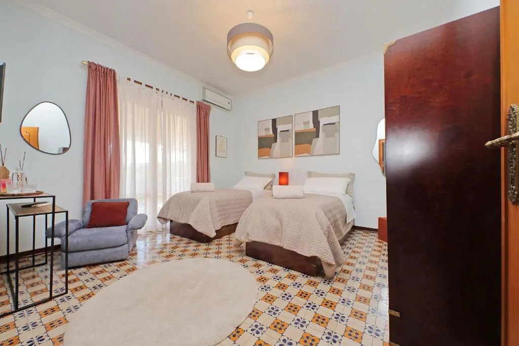 Double Room with Single Beds with Private Bathroom — Villa Gisi Guest House