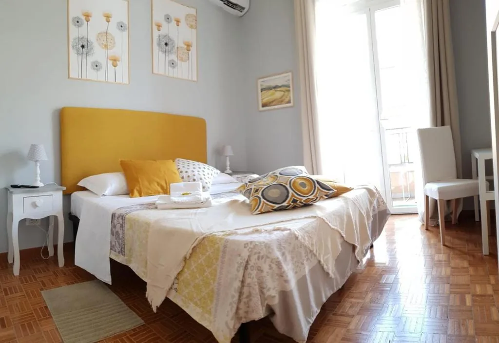 Double Room with Single Beds and Balcony — Holiday Max