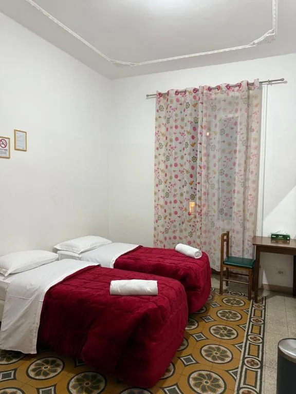Camera Doppia con Letti Singoli con Servizi Igienici in Comune — Fatima House