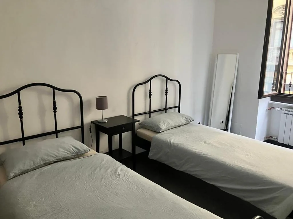 Camera Doppia con Letti Singoli con Servizi Igienici in Comune — Porta Susa Rooms
