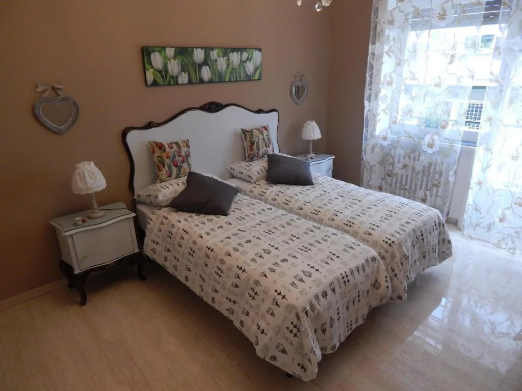 Double Room with Single Beds and Shared Bathroom — Affittacamere Roma Centro, Musei Vaticani Rooms