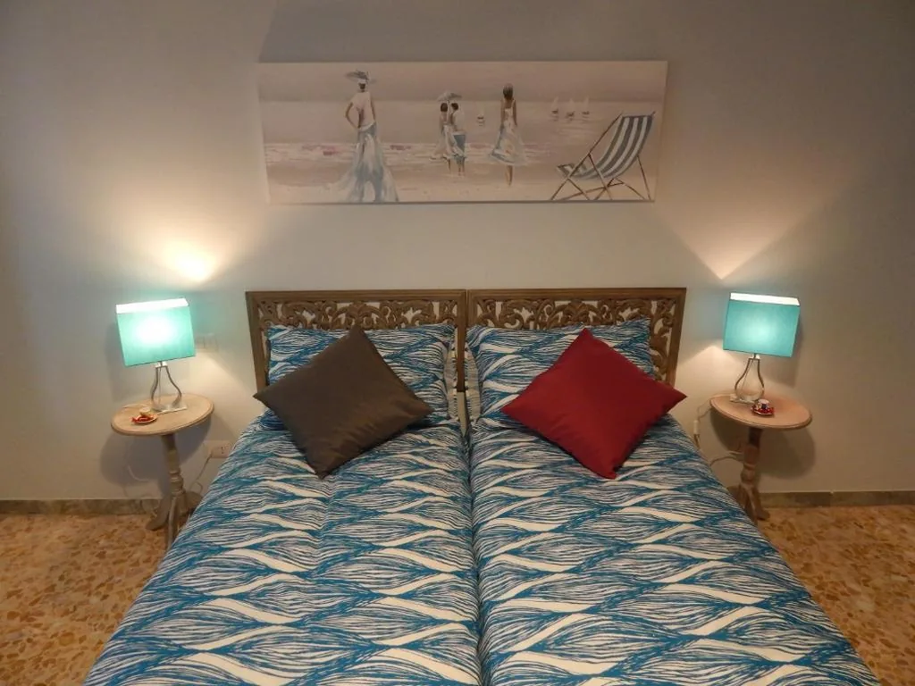 Double Room with Single Beds and Shared Bathroom — Affittacamere Roma Centro, Musei Vaticani Rooms