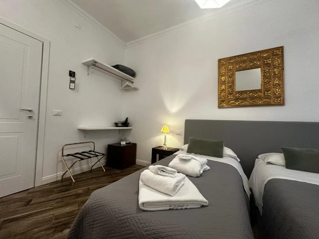 Camera Doppia con Letti Singoli e Bagno in Comune — All Comfort Astoria Palace