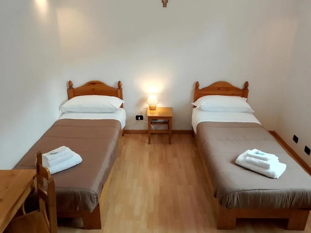 Camera Doppia con Letti Singoli e Bagno in Comune — Casa San Francesco