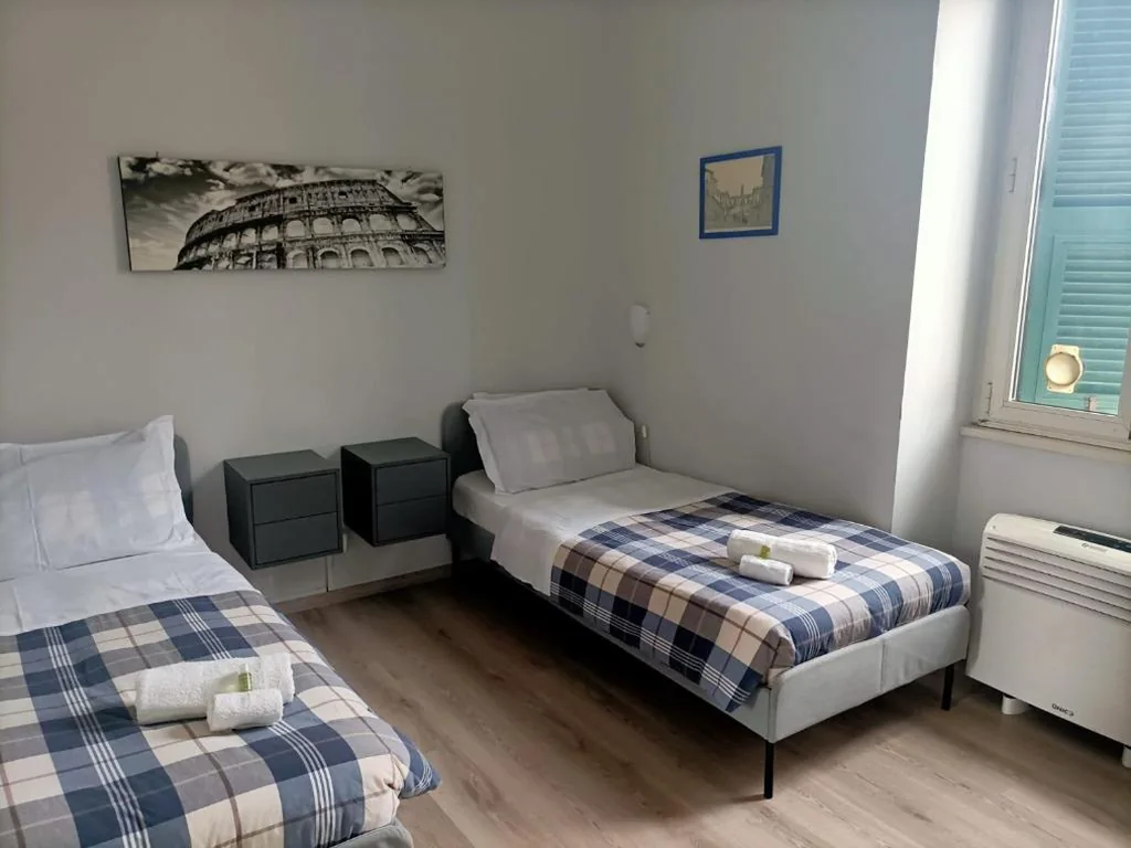 Camera Doppia con Letti Singoli e Bagno in Comune — Colazione Al Vaticano Guest House