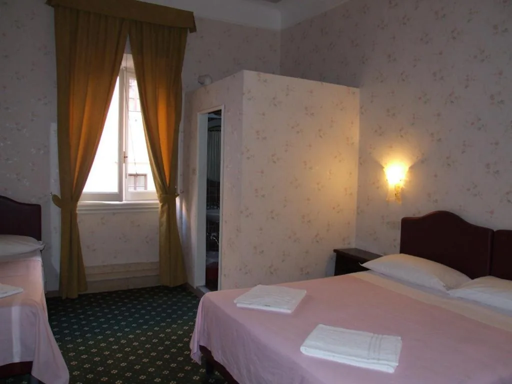 Twin Room with Shared Bathroom — Hotel Texas