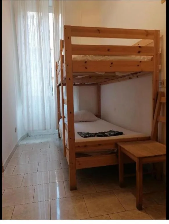 Double Room with Single Beds and Shared Bathroom — Varese Guest House