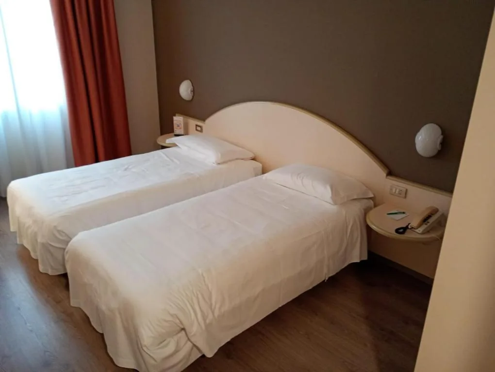 Camera Doppia con Letti Singoli — Hotel Des Alpes
