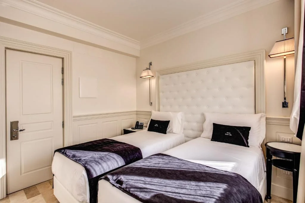Camera Doppia con Letti Singoli — Hotel Domus Mea