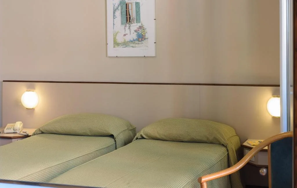 Camera Doppia con Letti Singoli — Hotel Italie et Suisse