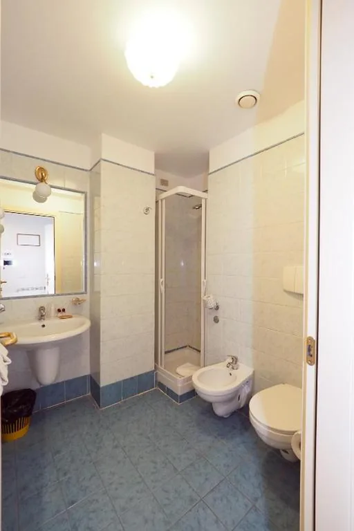 Camera Doppia con Letti Singoli — Hotel Laura