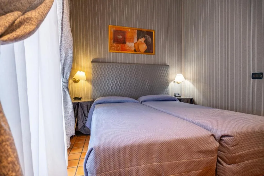 Camera Doppia con Letti Singoli — Hotel Lirico