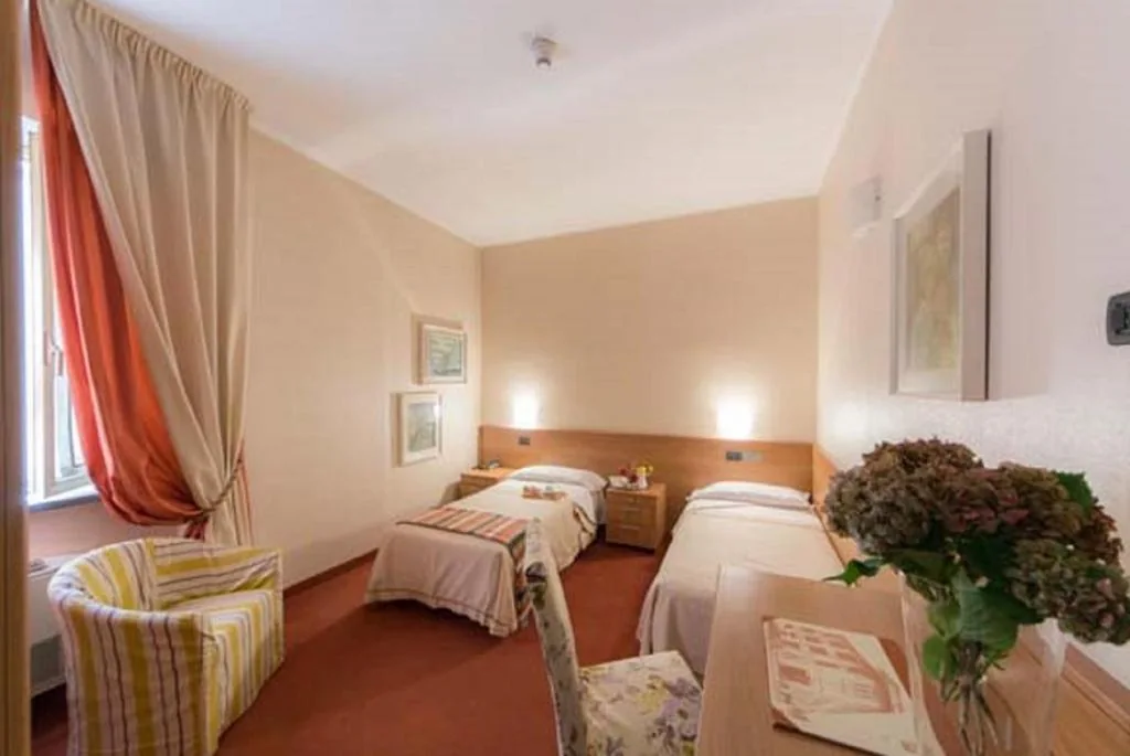 Camera Doppia con Letti Singoli — Hotel Lux
