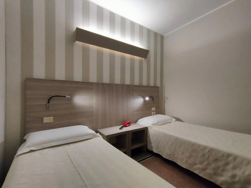 Camera Doppia con Letti Singoli — Hotel Vittoria