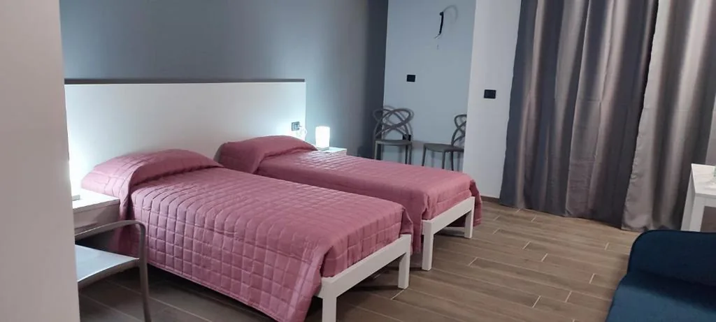 Camera Doppia con Letti Singoli — Montecarlo B&B