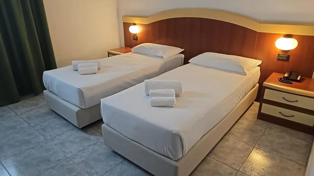 Double Room with Single Beds — Rivoli Hotel