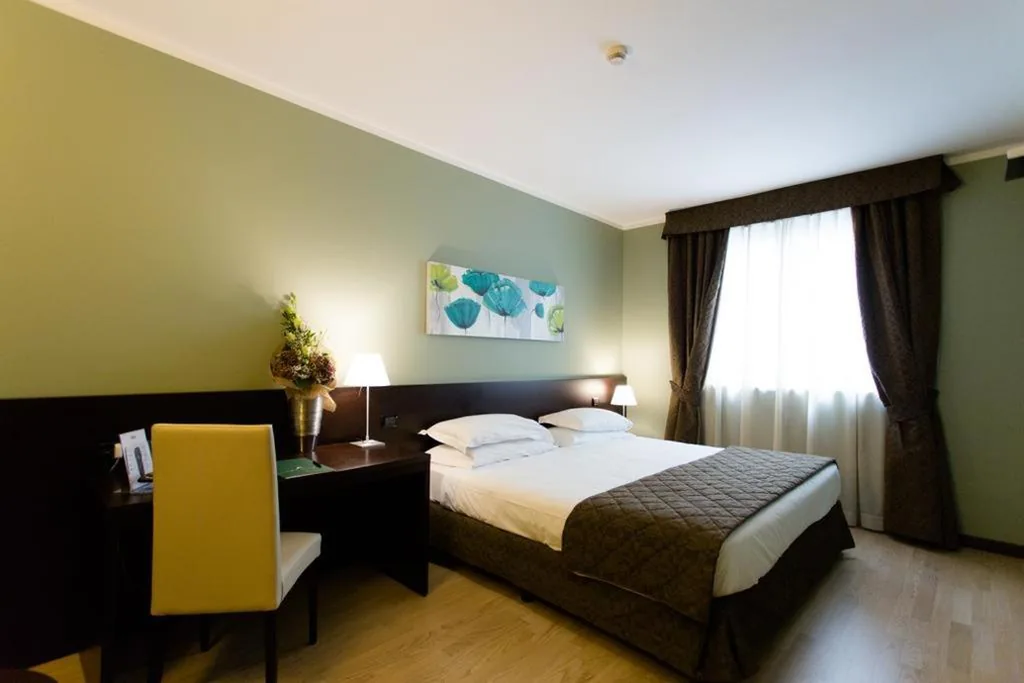 Spacious Twin Room — Air Palace Hotel