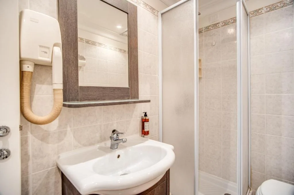 Spacious Twin Room — Hotel Mirti