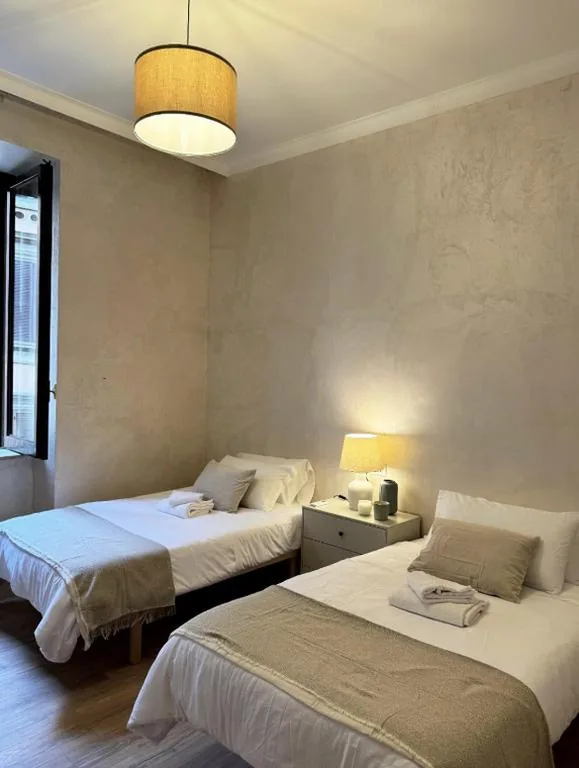 Spacious Twin Room — Ten Miles Guesthouse Roma